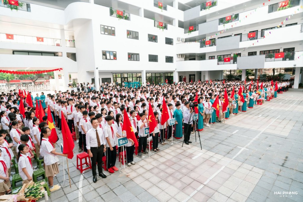 Học sinh trường THCS Khương Thượng dự Lễ khai giảng năm học mới trong không khí trang trọng và rực rỡ cờ hoa.