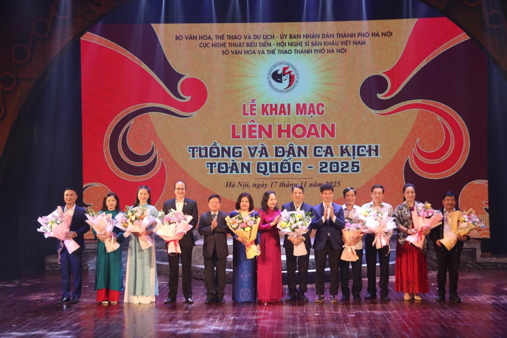 Ban Tổ chức tặng hoa các đơn vị nghệ thuật tham gia Liên hoan