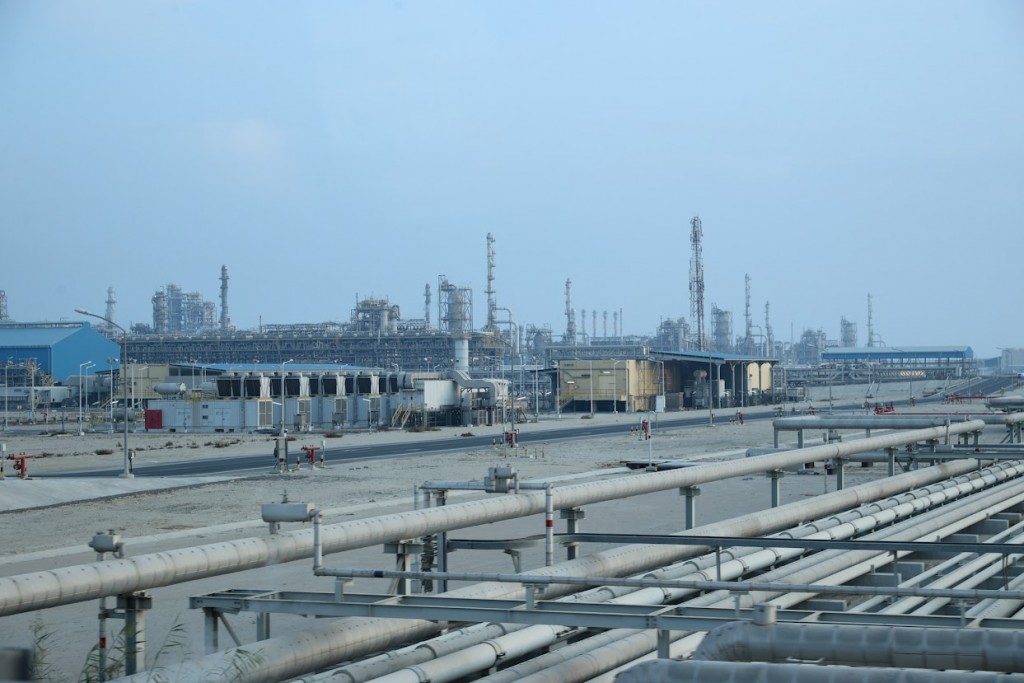 Tổ hợp bao gồm một khuôn viên rộng khoảng 16 km² với nhiều đơn vị chế biến chính, một hòn đảo nhân tạo để lưu trữ sản phẩm (khoảng 5,6 triệu thùng) và hệ thống cầu cảng xuất khẩu - Ảnh: VGP/Nhật Bắc Tổ hợp bao gồm một khuôn viên rộng khoảng 16 km² với nhiều đơn vị chế biến chính, một hòn đảo nhân tạo để lưu trữ sản phẩm (khoảng 5,6 triệu thùng) và hệ thống cầu cảng xuất khẩu - Ảnh: VGP/Nhật Bắc