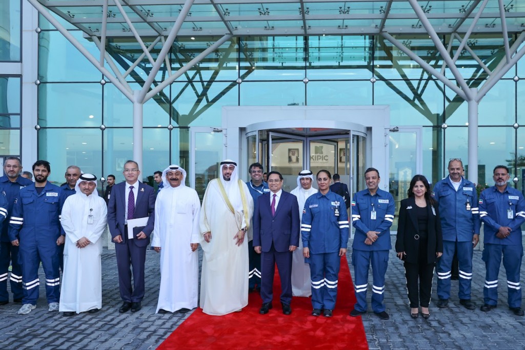 Thủ tướng chụp ảnh lưu niệm cùng các đại biểu - Ảnh: VGP/Nhật Bắc Thủ tướng chụp ảnh lưu niệm cùng các đại biểu - Ảnh: VGP/Nhật Bắc