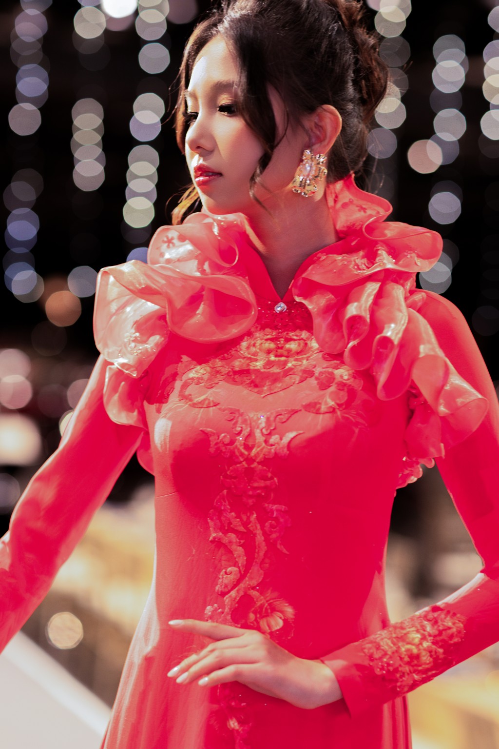 Hoa hậu Áo dài 2025 Quế Trân trong thiết kế hoa lụa thủ công kết hợp lụa SVF cao cấp – sự giao thoa tinh tế giữa kỹ nghệ Việt và tinh thần đương đại