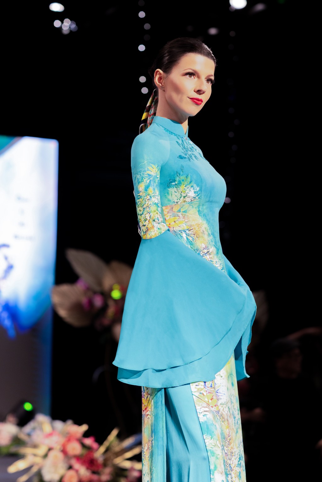 Người mẫu quốc tế khoác lên mình tà áo dài Việt với thần thái cuốn hút, tự nhiên, tôn lên vẻ đẹp giao thoa giữa nghệ thuật lụa SVF và bản sắc Việt