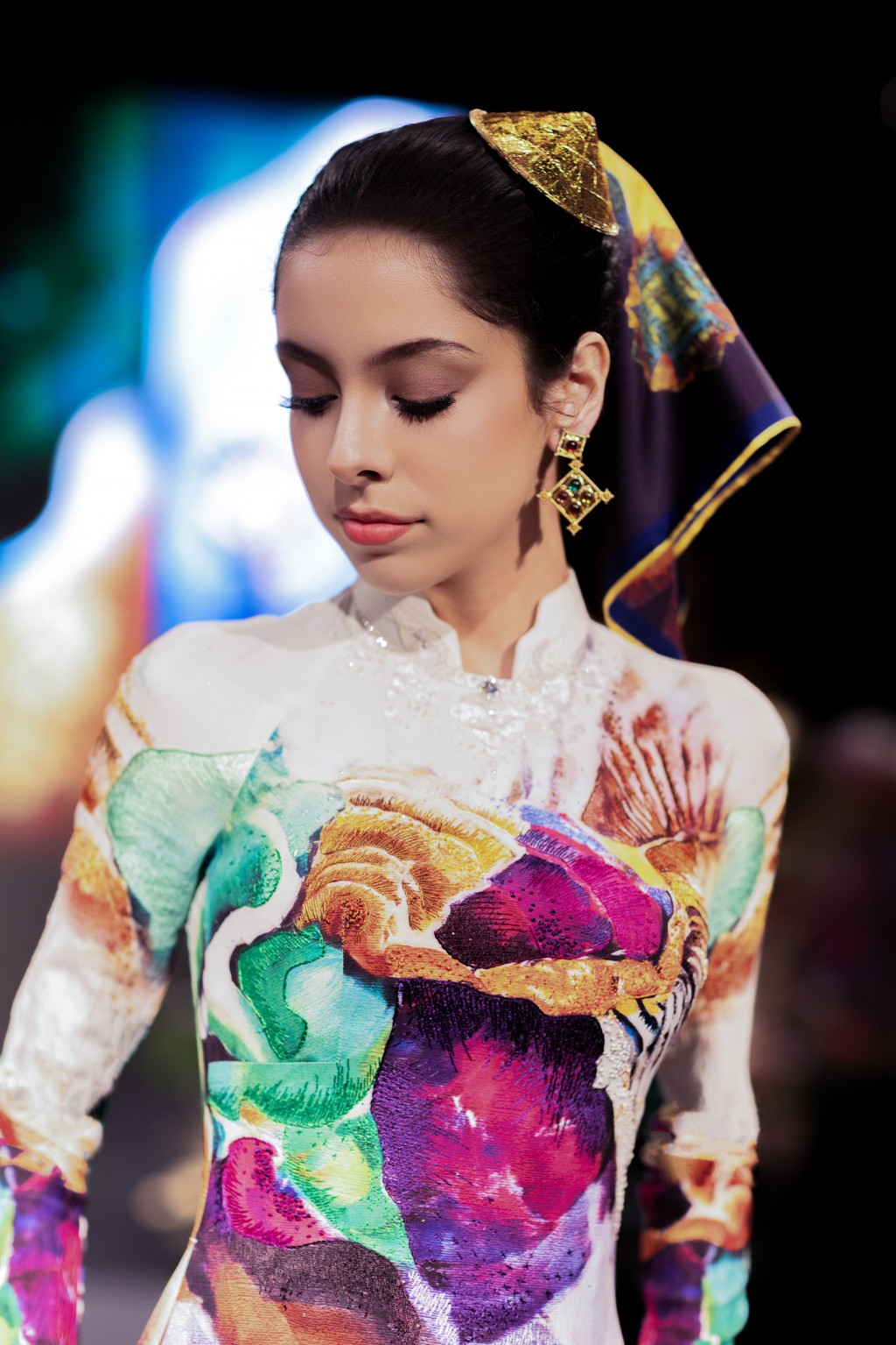 Hoa tiết thêu đính thủ công – in 8D kết hợp khăn vấn hiện đại tạo nên vẻ đẹp thanh tao nhưng vẫn rực rỡ, mang theo tinh thần Áo dài Việt đến bạn bè quốc tế