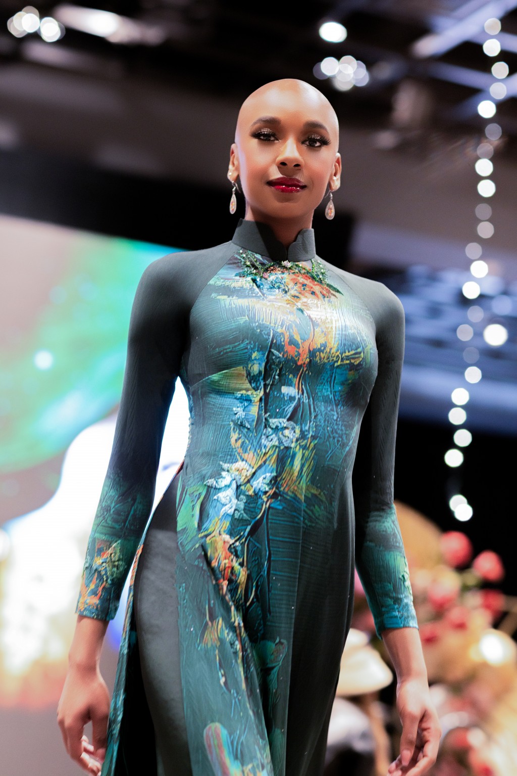 Thần thái kiêu hãnh của người mẫu quốc tế kết hợp nét mềm mại của áo dài Việt trên sân khấu tạo nên bản giao hưởng đầy nghệ thuật