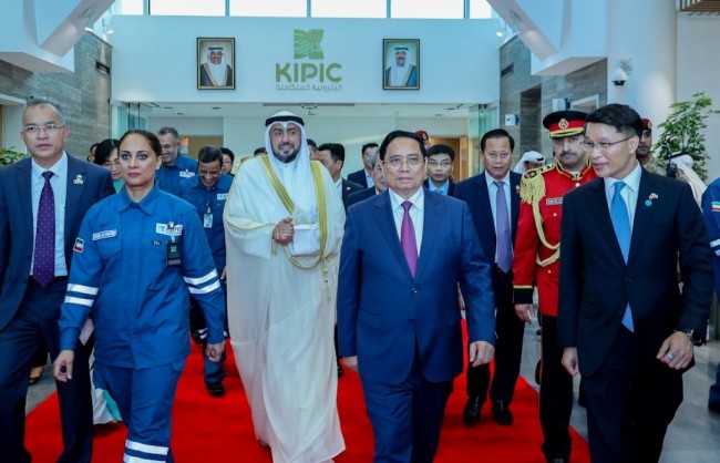 Thủ tướng thăm tổ hợp lọc hóa dầu lớn hàng đầu thế giới tại Kuwait