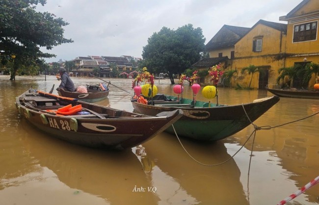 Lũ trên sông Vu Gia - Thu Bồn đang xuống, mưa vẫn tiếp diễn