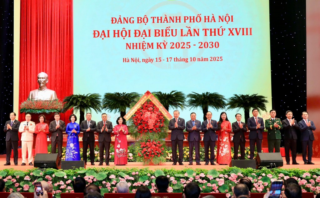 Tổng Bí thư Tô Lâm tặng lẵng hoa chúc mừng Đại hội Tổng Bí thư Tô Lâm tặng lẵng hoa chúc mừng Đại hội