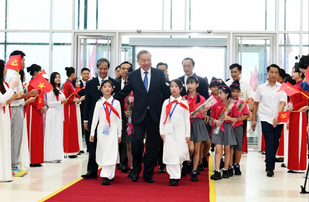 TONG BI THU VOI GIAO DUC 2: Tổng Bí thư Tô Lâm cùng các học sinh trong Lễ khai giảng đặc biệt sáng 5/9/2025 TONG BI THU VOI GIAO DUC 2: Tổng Bí thư Tô Lâm cùng các học sinh trong Lễ khai giảng đặc biệt sáng 5/9/2025