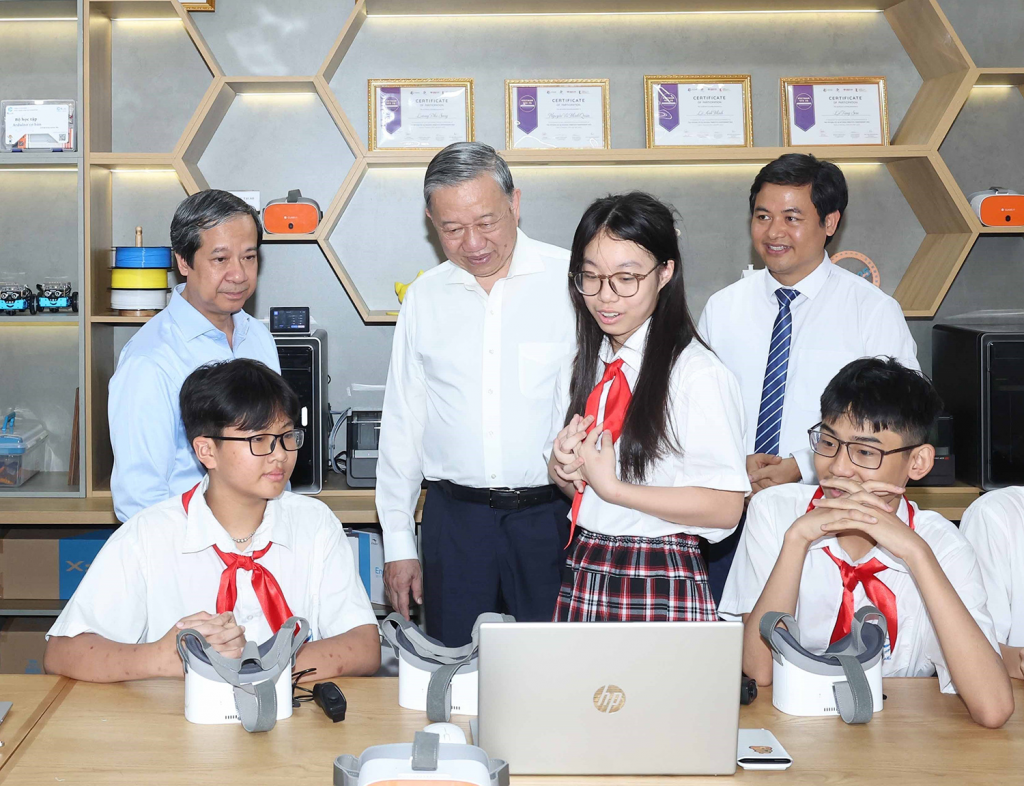 Tổng Bí thư Tô Lâm thăm Phòng thực hành giáo dục STEM Trường Trung học cơ sở Cầu Giấy, thành phố Hà Nội Tổng Bí thư Tô Lâm thăm Phòng thực hành giáo dục STEM Trường Trung học cơ sở Cầu Giấy, thành phố Hà Nội