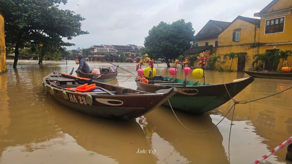 Lũ trên sông Vu Gia - Thu Bồn đang xuống, mưa vẫn tiếp diễn