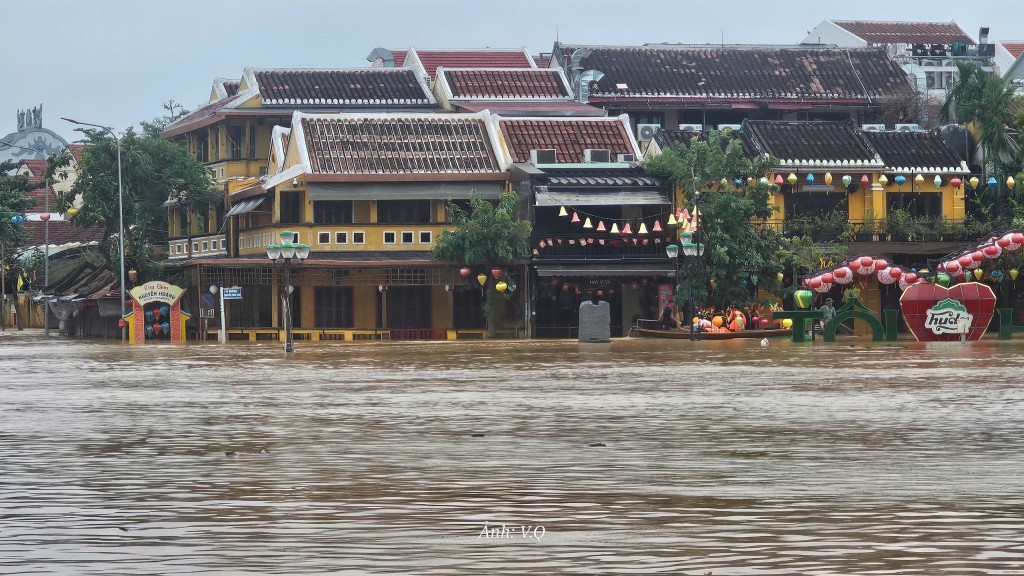 Lũ trên sông Vu Gia - Thu Bồn đang xuống, mưa vẫn tiếp diễn