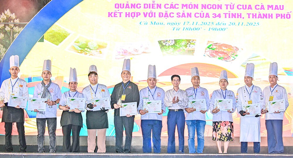  Uỷ viên Ban Thường vụ Tỉnh uỷ, Bí thư Đảng uỷ, Chủ tịch HĐND phường Tân Thành Trương Đăng Khoa, trao chứng nhận cho các đội tham gia hoạt động quảng diễn ẩm thực.