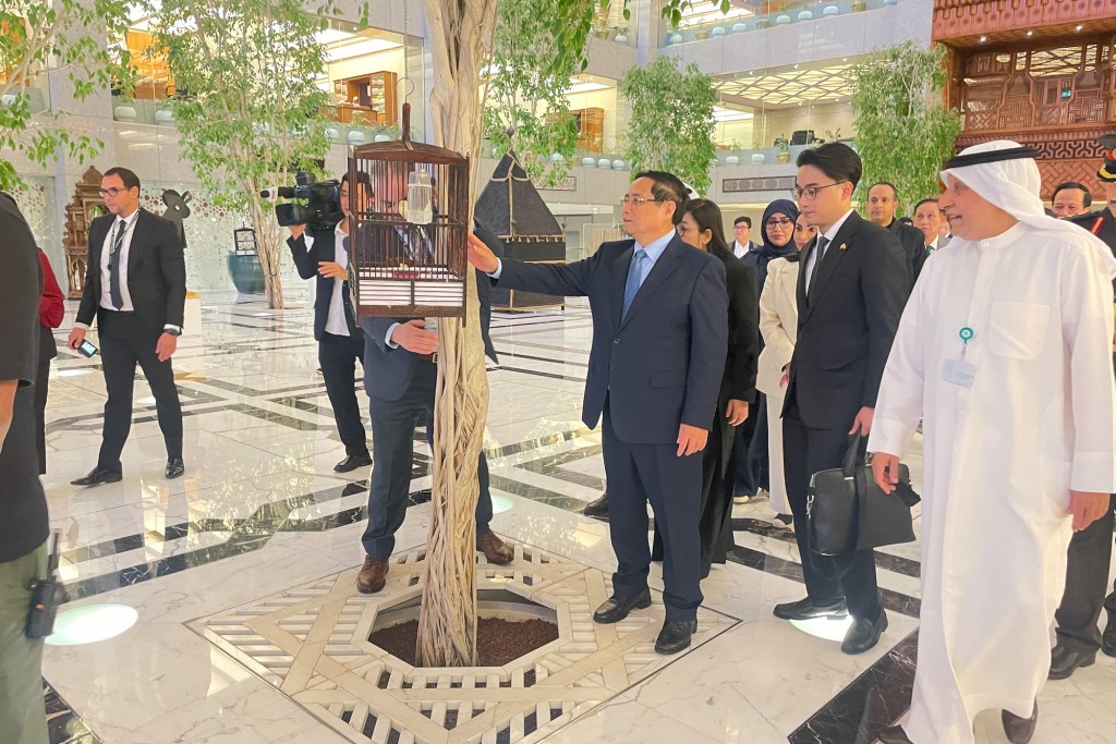 Thủ tướng tham quan Toà nhà di sản văn hoá Arab - Ảnh: VGP/Nhật Bắc Thủ tướng tham quan Toà nhà di sản văn hoá Arab - Ảnh: VGP/Nhật Bắc