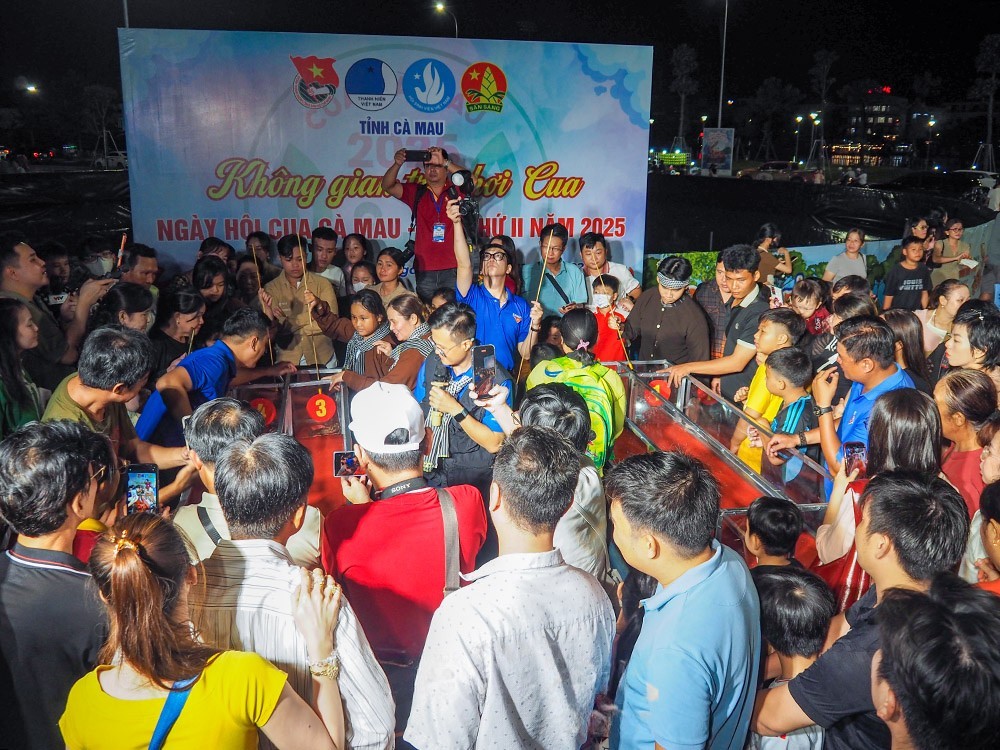 Ban Tổ chức bố trí bốn đường đua cho mỗi lượt thi, chọn chú cua về đích đầu tiên để bước tiếp vào các vòng trong.