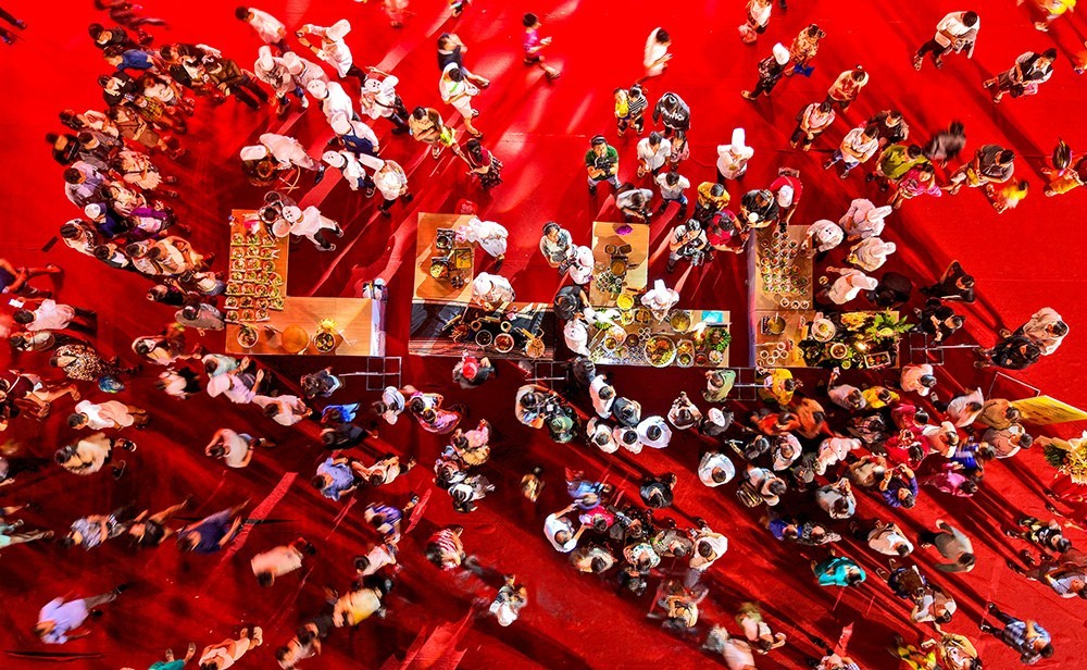 Không gian quảng diễn ẩm thực cua Cà Mau thu hút đông đảo người dân và du khách.