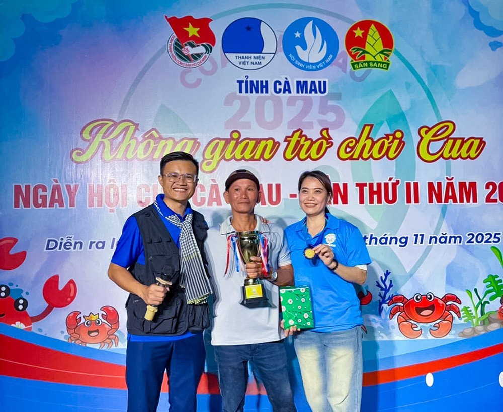 Ban tổ chức thanh viên HTX Huy Thịnh đại diện nhận giải Nhất.