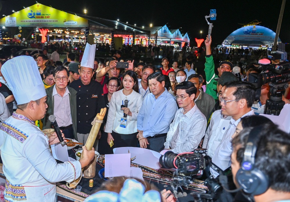 Uỷ viên Ban Thường vụ Tỉnh uỷ, Bí thư Đảng uỷ, Chủ tịch HĐND phường Tân Thành Trương Đăng Khoa; các đồng chí Lê Văn Sử và Ngô Vũ Thăng, Phó Chủ tịch UBND tỉnh Cà Mau và các chuyên gia ẩm thực lắng nghe các đơn vị thuyết trình món ăn.