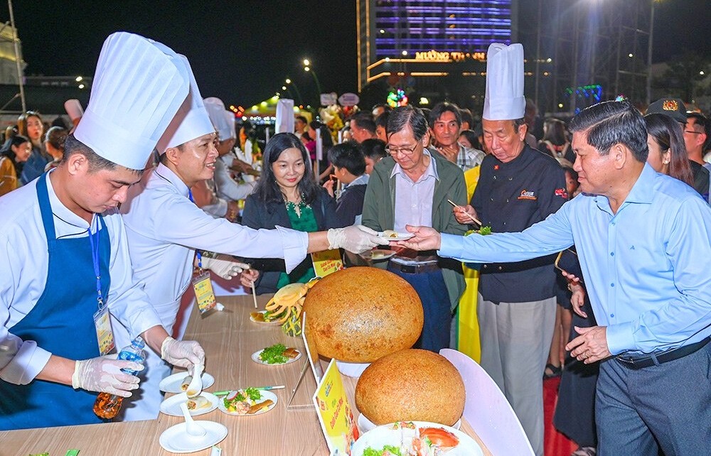 Ẩm thực Cà Mau và cuộc đua cua tạo điểm nhấn mùa hội