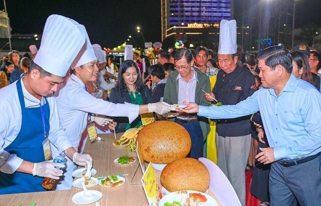 Ẩm thực Cà Mau và cuộc đua cua tạo điểm nhấn mùa hội