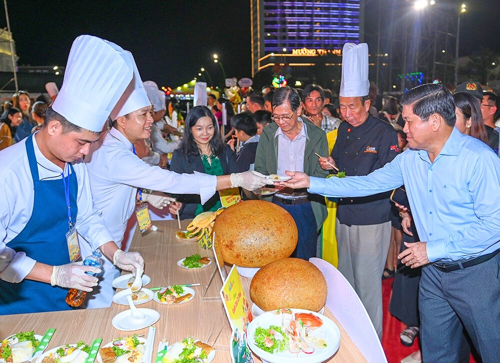 Lãnh đạo tỉnh và đại biểu thưởng thức các món ăn từ cua Cà Mau kết hợp với đặc sản của các tỉnh, thành tại không gian quảng diễn ẩm thực.