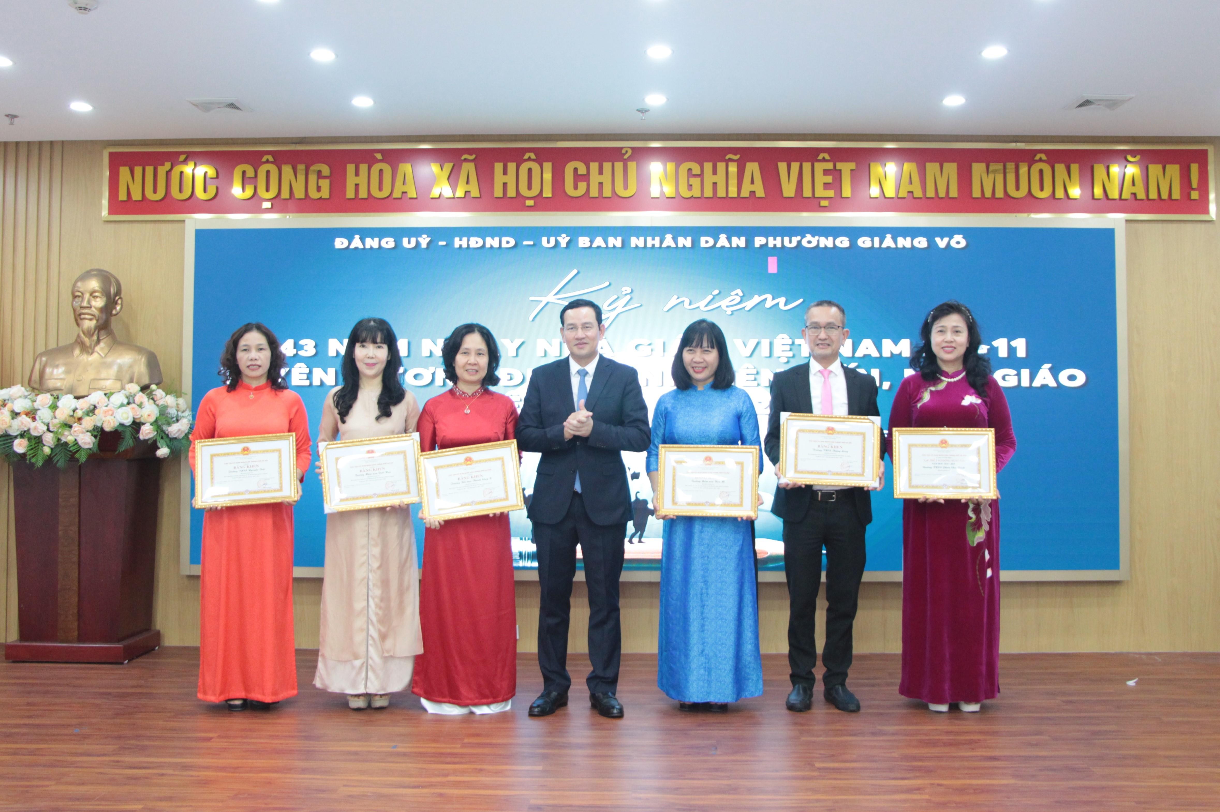 Chủ tịch UBND phường Giảng Võ Cồ Như Dũng trao Bằng khen của Chủ tịch UBND thành phố cho các tập thể. Ảnh: MH