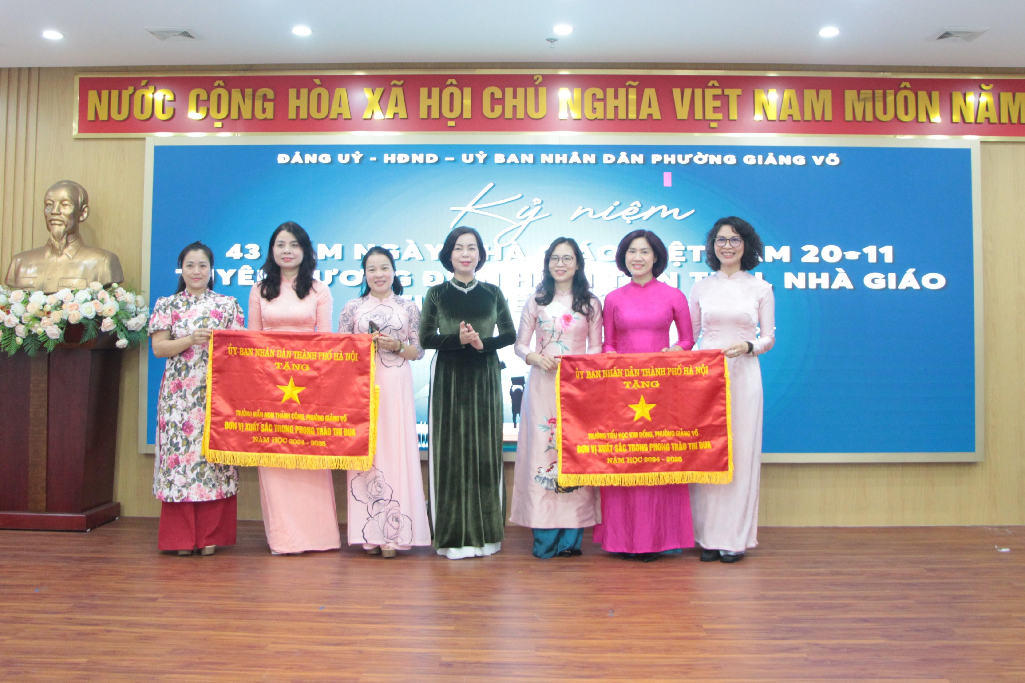 Tặng Cờ Đơn vị xuất sắc trong phong trào thi đua năm học 2024-2025 của UBND thành phố cho 2 tập thể. Ảnh: MH