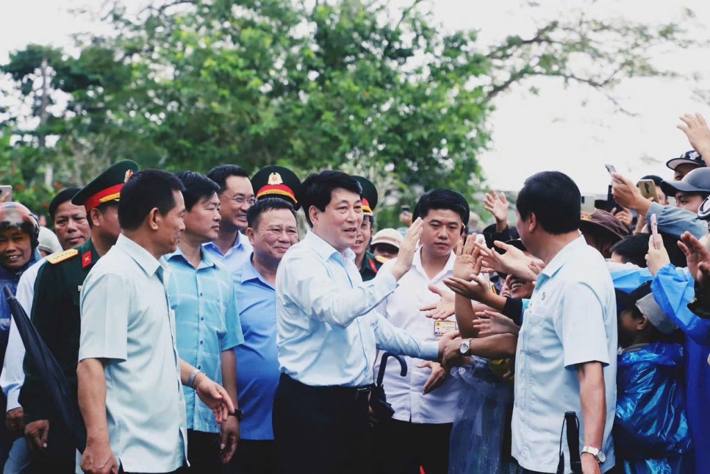 Chủ tịch nước Lương Cường ân cần thăm hỏi, chia sẻ khó khăn với người dân vùng ngập lụt tại xã Gò Nổi, TP Đà Nẵng. Chủ tịch nước Lương Cường ân cần thăm hỏi, chia sẻ khó khăn với người dân vùng ngập lụt tại xã Gò Nổi, TP Đà Nẵng.