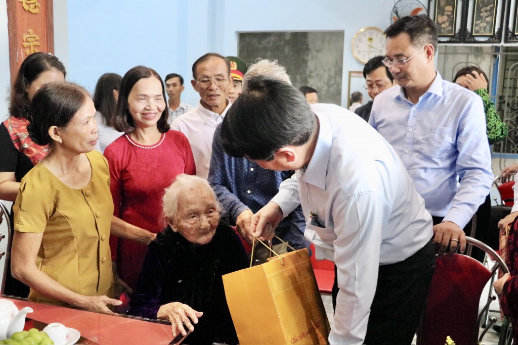 Chủ tịch nước Lương Cường thăm, động viên bà con vùng lũ tại Đà Nẵng Chủ tịch nước Lương Cường thăm, động viên bà con vùng lũ tại Đà Nẵng