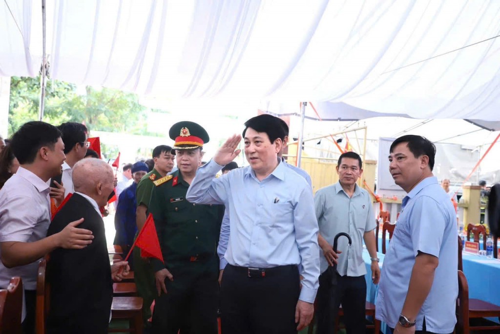 Chủ tịch nước Lương Cường thăm, động viên bà con vùng lũ tại Đà Nẵng Chủ tịch nước Lương Cường thăm, động viên bà con vùng lũ tại Đà Nẵng