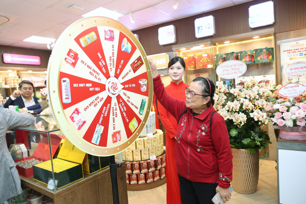 Khách hàng mua sắm và trải nghiệm hoạt động trong ngày đầu khai trương Showroom