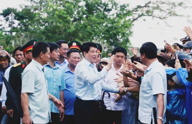 Chủ tịch nước Lương Cường thăm, động viên bà con vùng lũ tại Đà Nẵng