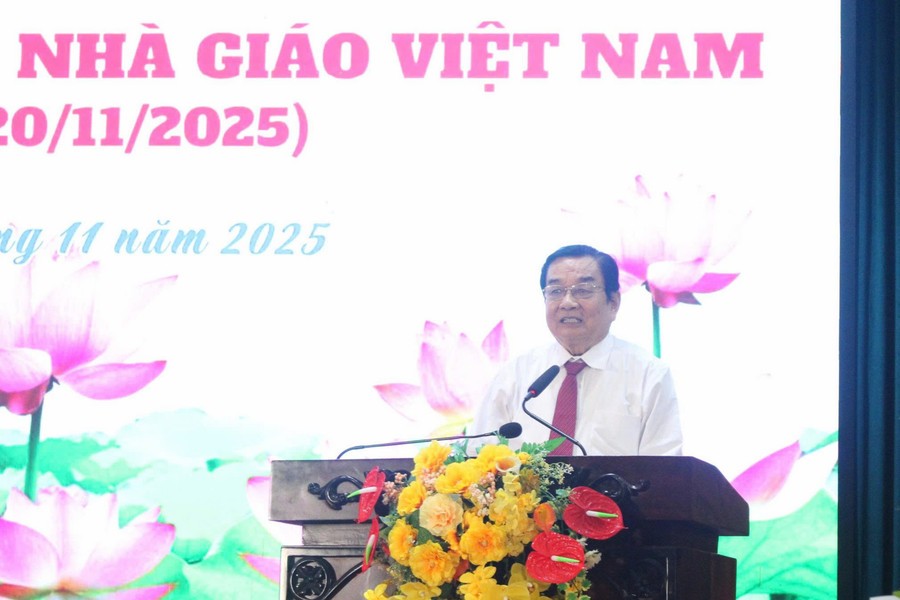 Ông Bùi Văn Dũng chia sẻ cảm nghĩ nhân dịp 43 năm ngày Nhà giáo Việt Nam. Ảnh: Quốc Ngữ. Ông Bùi Văn Dũng chia sẻ cảm nghĩ nhân dịp 43 năm ngày Nhà giáo Việt Nam. Ảnh: Quốc Ngữ.