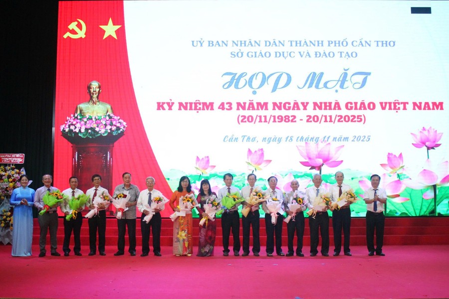 Tri ân các nguyên lãnh đạo Sở GD&ĐT thành phố. Ảnh: Quốc Ngữ. Tri ân các nguyên lãnh đạo Sở GD&ĐT thành phố. Ảnh: Quốc Ngữ.