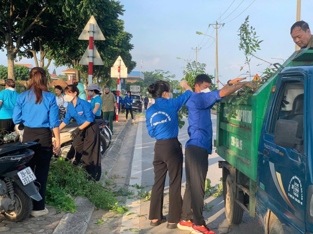 Tuổi trẻ phường Bồ Đề ra quân dọn “điểm đen” môi trường, góp phần giữ gìn cảnh quan sáng - xanh - sạch - đẹp của Thủ đô