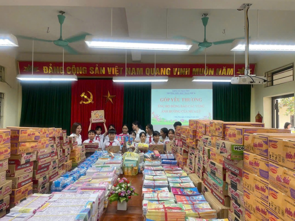 Đoàn viên, thiếu nhi xã trần Phú quyên góp nhu yếu phẩm gửi tặng đồng bào vùng lũ miền Trung