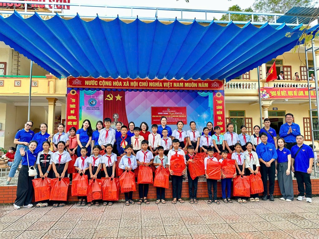 Đoàn phường Bồ Đề phối hợp cùng Ủy ban MTTQ phường trao hàng trăm suất quà trong chương trình “Tôi yêu Tổ quốc tôi” tại xã Nghĩa Hành, tỉnh Nghệ An