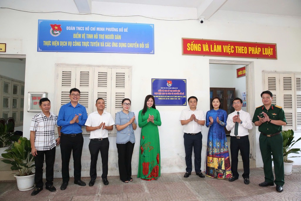 Đoàn TNCS Hồ Chí Minh phường Bồ Đề phối hợp với các đơn vị chuyên môn và Tổ dân phố xây dựng mô hình thí điểm Điểm vệ tinh hỗ trợ công tác chuyển đổi số, tại phòng Tiếp dân - Trụ sở Đảng ủy phường Bồ Đề, quận Long Biên, Hà Nội