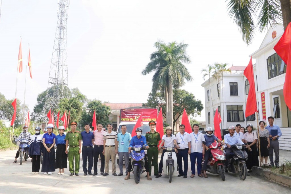 Đoàn Thanh niên xã Trần Phú phối hợp cùng các đơn vị ra quân chuyển đổi số