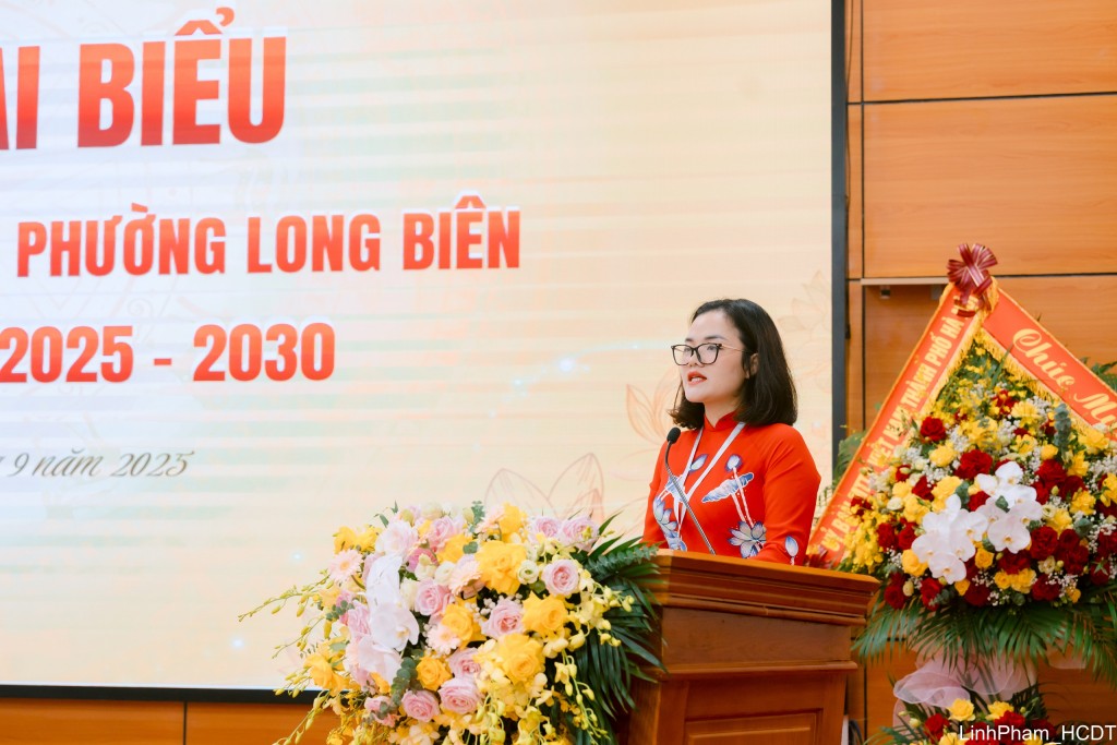 Đồng chí Vũ Thị Thanh, Ủy viên Ban Thường vụ Đảng ủy, Chủ tịch Ủy ban MTTQ phường Long Biên