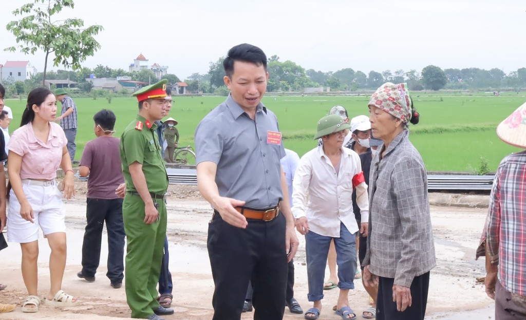 Phó Chủ tịch UBND xã Phúc Sơn Nguyễn Đình Nguyên tuyên truyền, vận động người dân thôn Trù tự giác tháo dỡ công trình, di chuyển vật liệu xây dựng ra khỏi diện tích sản xuất nông nghiệp