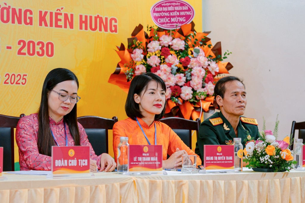 Chủ tịch Ủy ban MTTQ Việt Nam phường Kiến Hưng (Hà Nội) Hoàng Thị Huyền Trang (ở giữa)