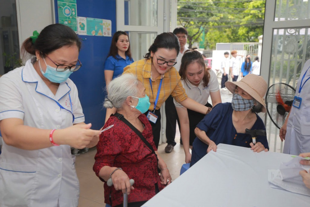 Chủ tịch Ủy ban MTTQ Việt Nam phường Long Biên Vũ Thị Thanh thăm hỏi, động viên gia đình chính sách trong chương trình khám bệnh, phát thuốc miễn phí