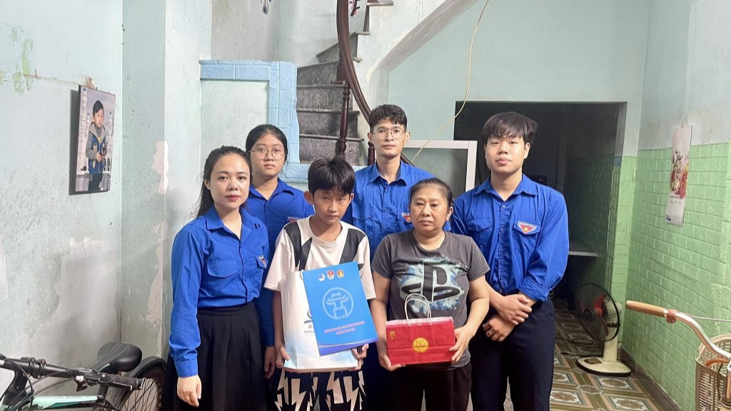 Phó Chủ tịch Ủy ban MTTQ phường Thanh Liệt Lê Thị Thanh Hương trao quà đến người dân có hoàn cảnh khó khăn