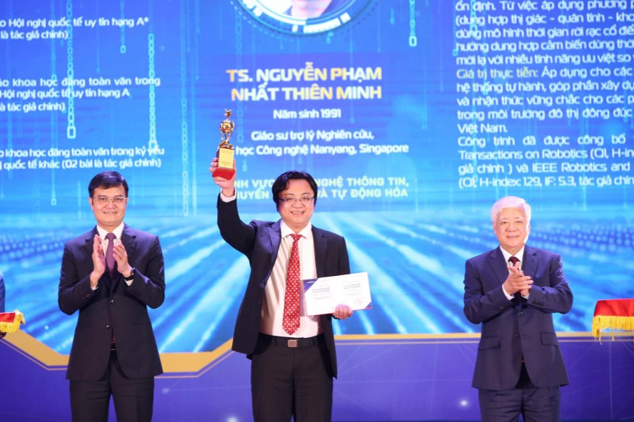 Ủy viên Bộ Chính trị, Phó Bí thư Thường trực Đảng ủy Quốc hội, Phó Chủ tịch Quốc hội Đỗ Văn Chiến và Ủy viên dự khuyết Trung ương Đảng, Phó Chủ tịch Ủy ban Trung ương MTTQ Việt Nam, Bí thư Thứ nhất Trung ương Đoàn Bùi Quang Huy trao phần thưởng tới nhà khoa học trẻ đạt Giải thưởng Khoa học Công nghệ Quả Cầu Vàng năm 2025 Ủy viên Bộ Chính trị, Phó Bí thư Thường trực Đảng ủy Quốc hội, Phó Chủ tịch Quốc hội Đỗ Văn Chiến và Ủy viên dự khuyết Trung ương Đảng, Phó Chủ tịch Ủy ban Trung ương MTTQ Việt Nam, Bí thư Thứ nhất Trung ương Đoàn Bùi Quang Huy trao phần thưởng tới nhà khoa học trẻ đạt Giải thưởng Khoa học Công nghệ Quả Cầu Vàng năm 2025