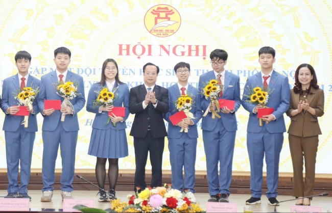 Hà Nội gặp mặt đội tuyển thi Olympic Khoa học trẻ quốc tế 2025