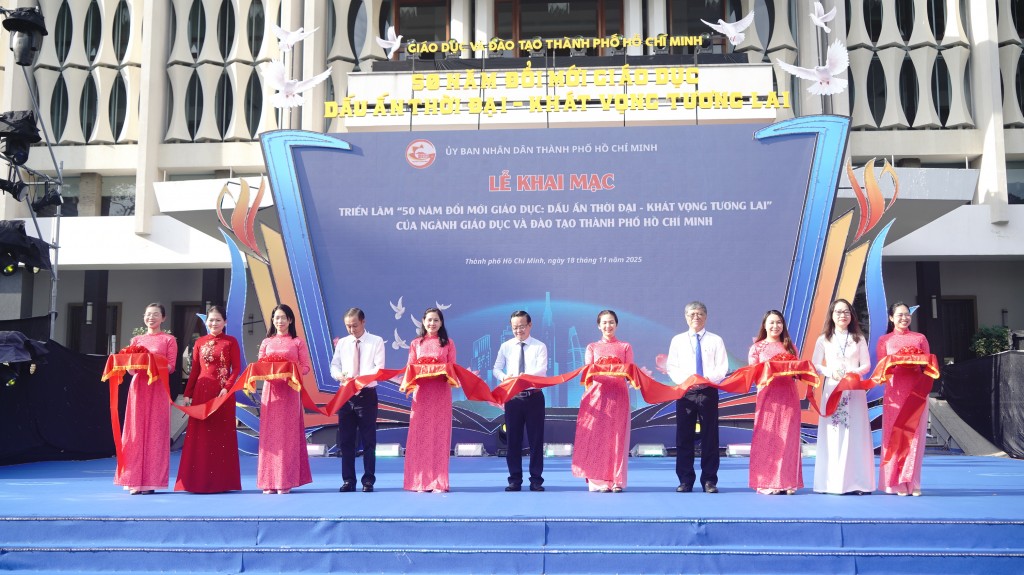 Lãnh đạo TPHCM cắt băng khai mạc triển lãm Lãnh đạo TPHCM cắt băng khai mạc triển lãm