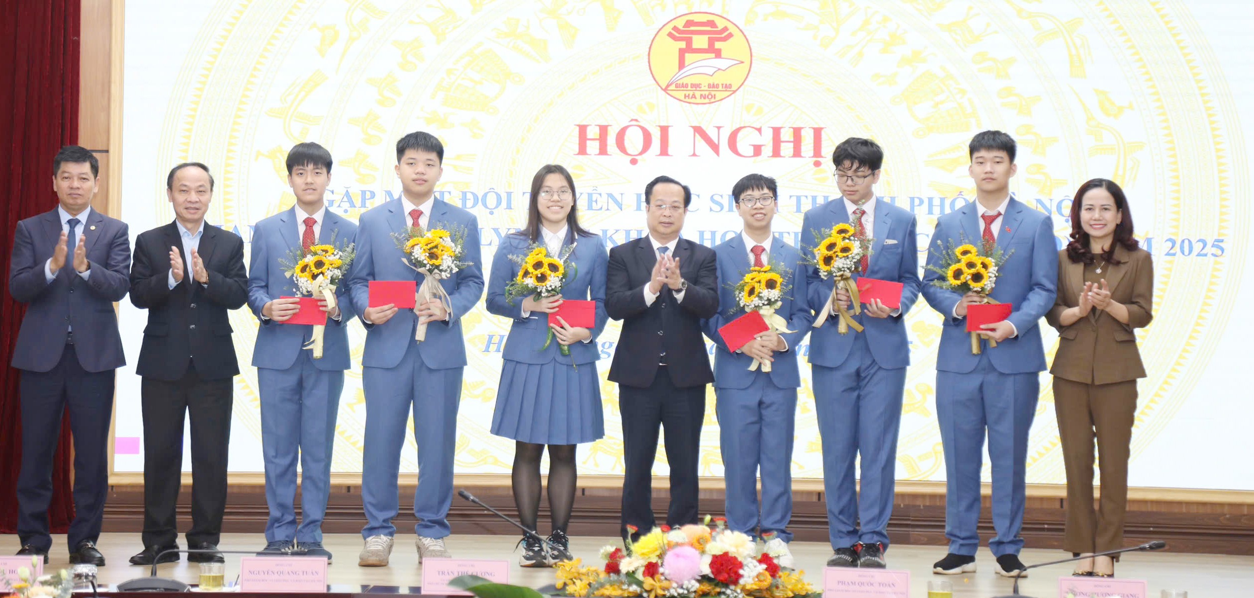 Hà Nội gặp mặt đội tuyển thi Olympic Khoa học trẻ quốc tế 2025 Hà Nội gặp mặt đội tuyển thi Olympic Khoa học trẻ quốc tế 2025