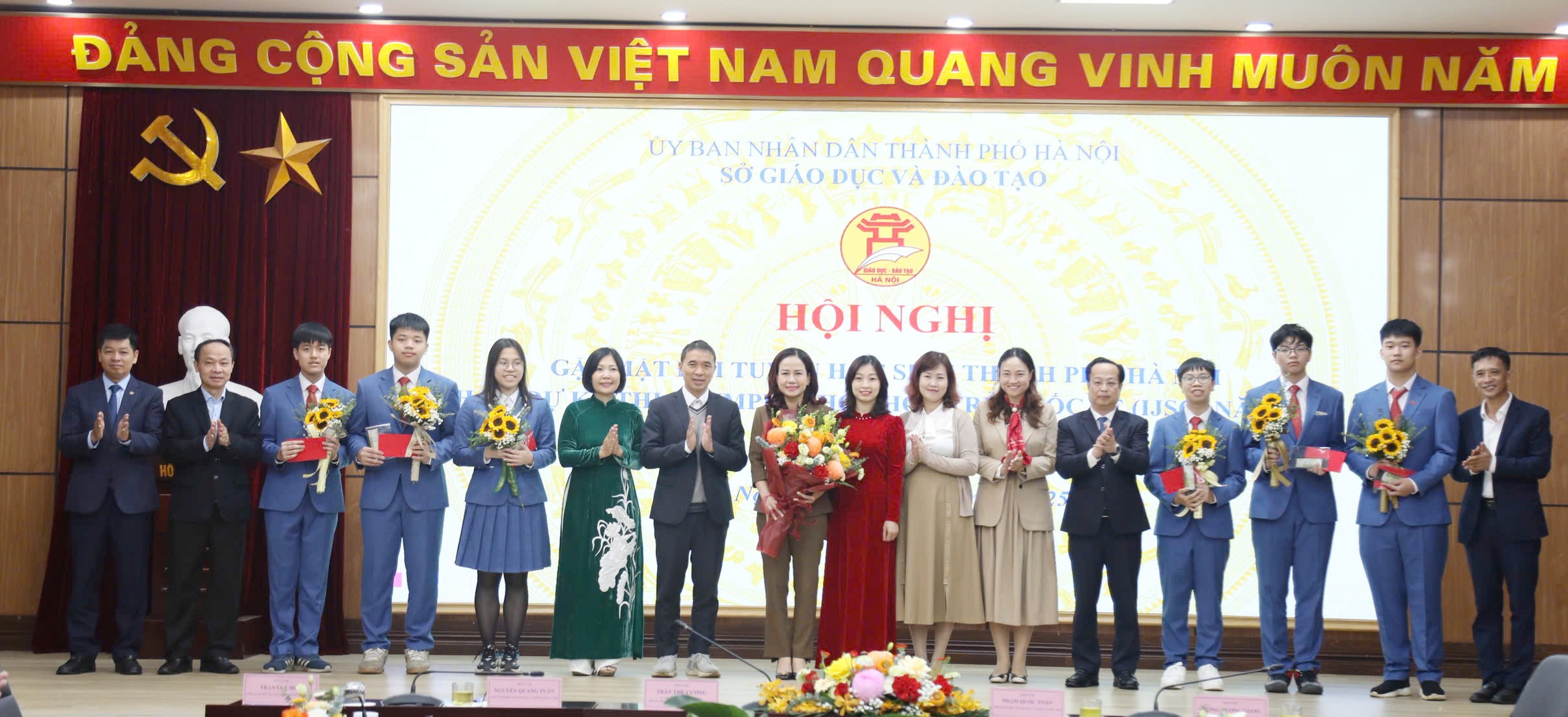 Hà Nội gặp mặt đội tuyển thi Olympic Khoa học trẻ quốc tế 2025 Hà Nội gặp mặt đội tuyển thi Olympic Khoa học trẻ quốc tế 2025