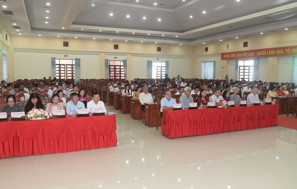 Tham dự buổi họp mặt có các đồng chí: Nguyễn Thị Hoài Thu, nguyên Ủy viên Ban Chấp hành Trung ương Đảng, nguyên Chủ nhiệm Ủy ban Về các vấn đề xã hội của Quốc hội; Phan Văn Thắng, Phó Bí thư Tỉnh ủy, Chủ tịch Ủy ban MTTQ tỉnh; các đồng chí nguyên là lãnh 