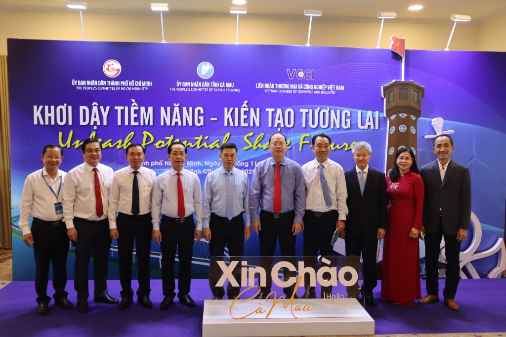 Tại Hội nghị kết nối hợp tác đầu tư cho doanh nghiệp TP Hồ Chí Minh vào tỉnh Cà Mau, TP Hồ Chí Minh và Cà Mau đã đẩy mạnh liên kết vùng, mở rộng chuỗi cung ứng. (Ảnh: Hoàng Tuyết) Tại Hội nghị kết nối hợp tác đầu tư cho doanh nghiệp TP Hồ Chí Minh vào tỉnh Cà Mau, TP Hồ Chí Minh và Cà Mau đã đẩy mạnh liên kết vùng, mở rộng chuỗi cung ứng. (Ảnh: Hoàng Tuyết)